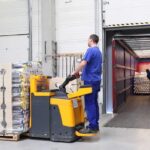 Operator logistiky textilní divize při nakládce kamionu