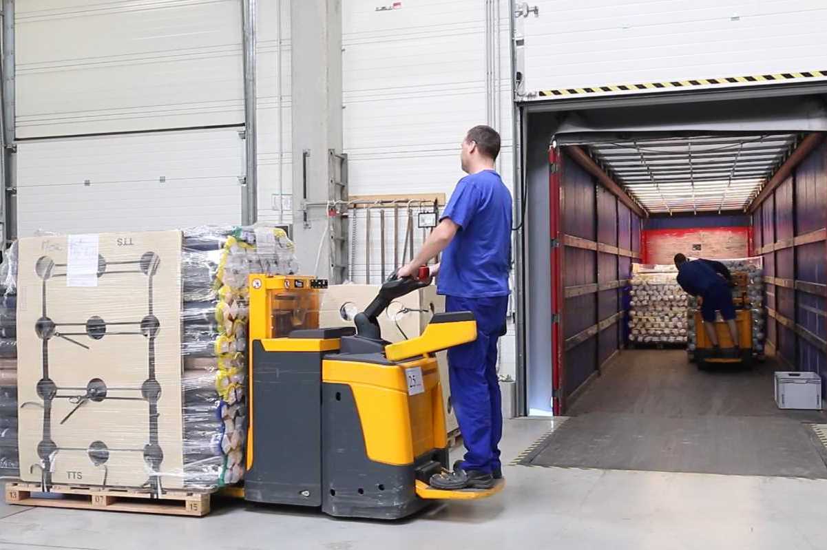 Operator logistiky textilní divize při nakládce kamionu