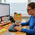 Samostatný pracovník/ce obchodního oddělení pracuje na PC v kanceláři