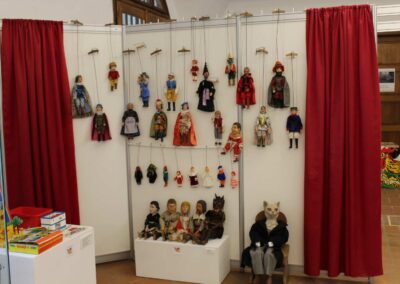 Loutková expozice s divadelní oponou z tkanin Toray